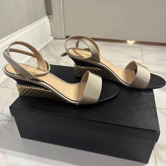 NIB - Gorgeous Chanel Pearl and Gold Wedges - Collector's Dream - Picture 3 of 8
